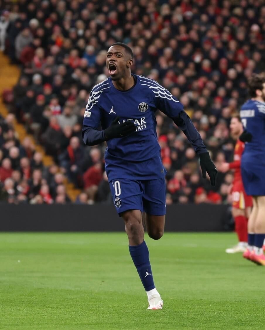 球迷骂东契奇是垃圾，后者命中高难度三分后回喷：你xx说啥呢