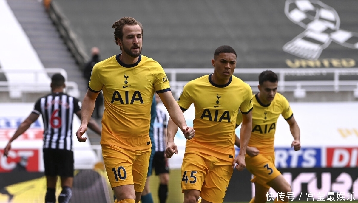 主动拎包 赵睿深夜外出约会 恋情曝光真相浮出水面